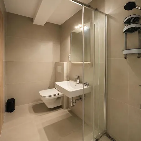 Kindstay Prague Airport *